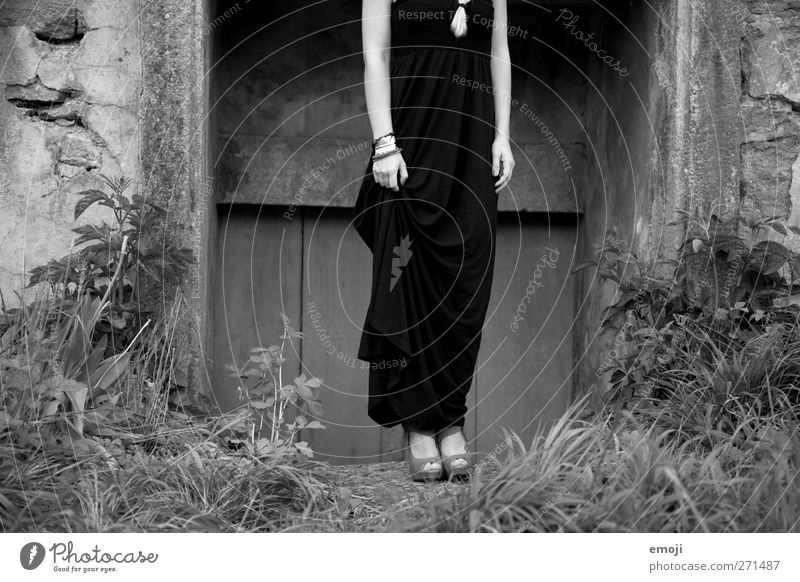 Eleganz feminin Junge Frau Jugendliche 1 Mensch 18-30 Jahre Erwachsene Mode Kleid schön elegant Schwarzweißfoto Außenaufnahme Tag Totale Ganzkörperaufnahme