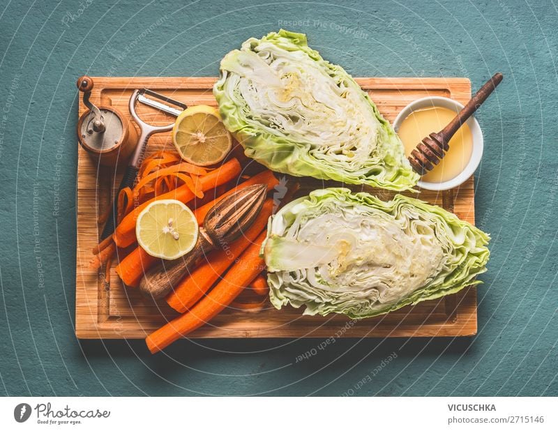 Zutaten für gesunden Kohlsalat Lebensmittel Gemüse Salat Salatbeilage Ernährung Mittagessen Bioprodukte Vegetarische Ernährung Diät Geschirr Stil Design