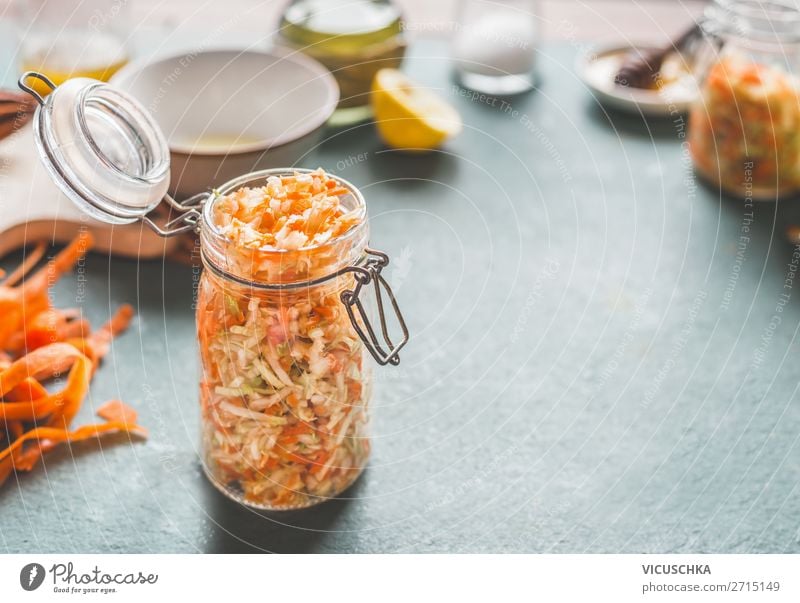 Karotten und Kohl Salat in den Gläsern Lebensmittel Gemüse Salatbeilage Ernährung Mittagessen Bioprodukte Vegetarische Ernährung Diät Glas Stil Design