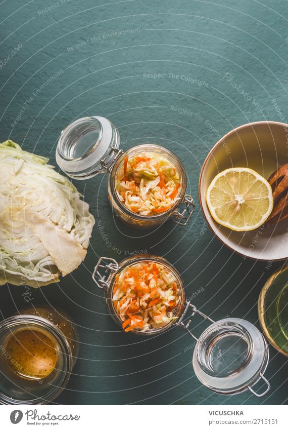Weißkohl Möhren Salat in Gläser Lebensmittel Gemüse Salatbeilage Ernährung Geschirr Design Gesunde Ernährung Hintergrundbild Essen zubereiten Glas