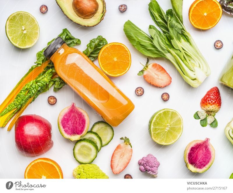 Gelbe Smoothie oder Saft in Flasche und Zutaten Lebensmittel Gemüse Frucht Apfel Orange Frühstück Bioprodukte Vegetarische Ernährung Diät Getränk Stil Design