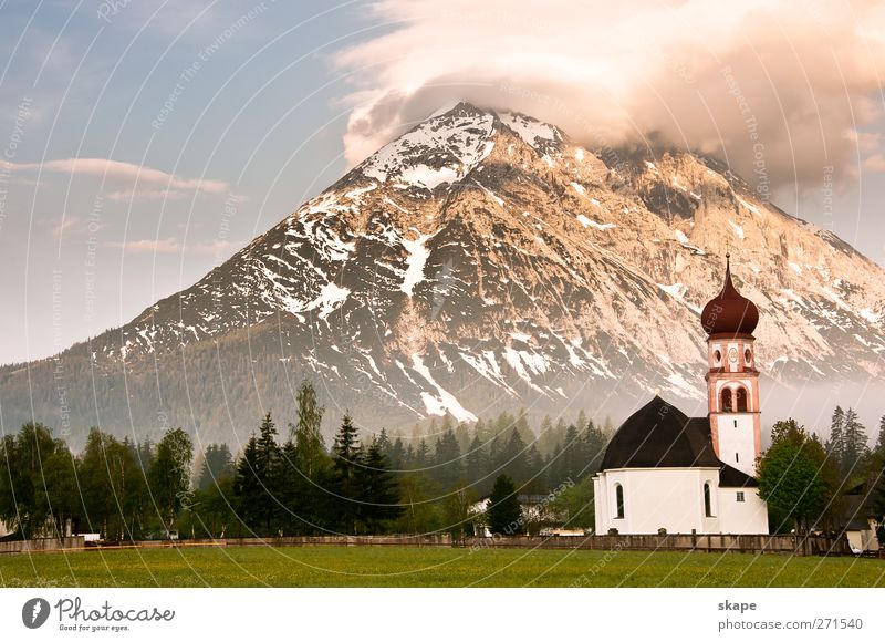 Hohe Munde Natur Landschaft Nebel Wald Alpen Berge u. Gebirge Kirche groß Kitsch blau grün Abenteuer Freizeit & Hobby Gaistal Farbfoto Außenaufnahme
