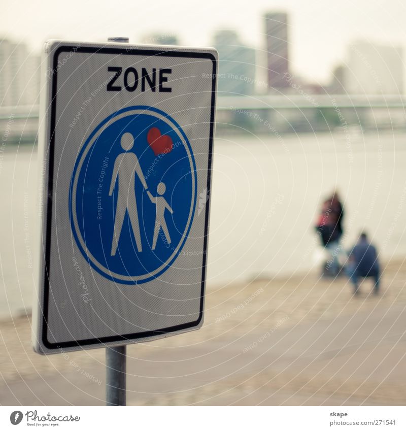 Familienzone Stadt bevölkert Platz Fußgänger Verkehrszeichen Verkehrsschild Gefühle Menschlichkeit Wachsamkeit Toleranz Ferne Rotterdam Farbfoto Außenaufnahme
