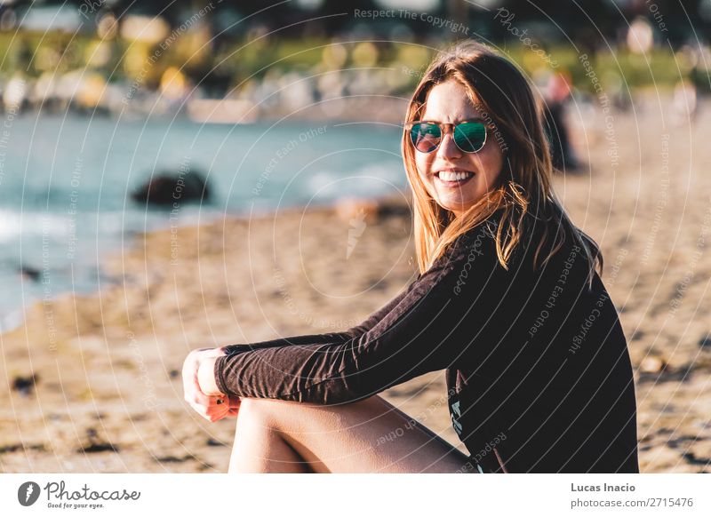 Mädchen am English Bay Beach in Vancouver, BC, Kanada Glück Sommer Strand Meer Mensch feminin Junge Frau Jugendliche Erwachsene 1 Umwelt Natur Sand Blume Blüte