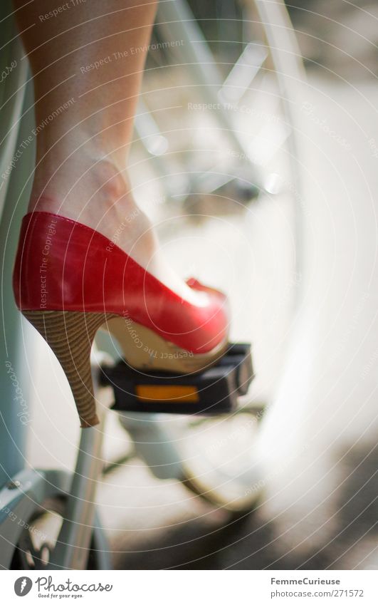 I'm on my way! Junge Frau Jugendliche Erwachsene Beine Fuß 1 Mensch 18-30 Jahre Bewegung Fahrrad Pedal Fahrradfahren Fahrradtour Damenschuhe Schuhabsatz rot