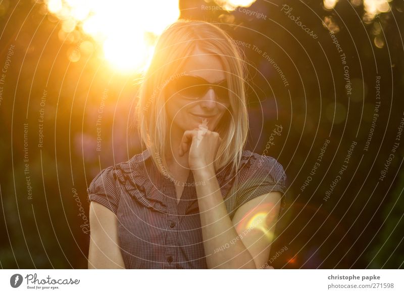 Sommerabend feminin Junge Frau Jugendliche 1 Mensch 18-30 Jahre Erwachsene Sonnenaufgang Sonnenuntergang Sonnenlicht Schönes Wetter Sonnenbrille blond Blick