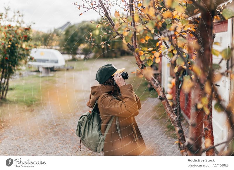 Tourist macht Aufnahmen vom Haus Fotokamera Schüsse Herbst Ferien & Urlaub & Reisen Mensch Lifestyle Tourismus Fotografie Wohnung Grafik u. Illustration Gebäude