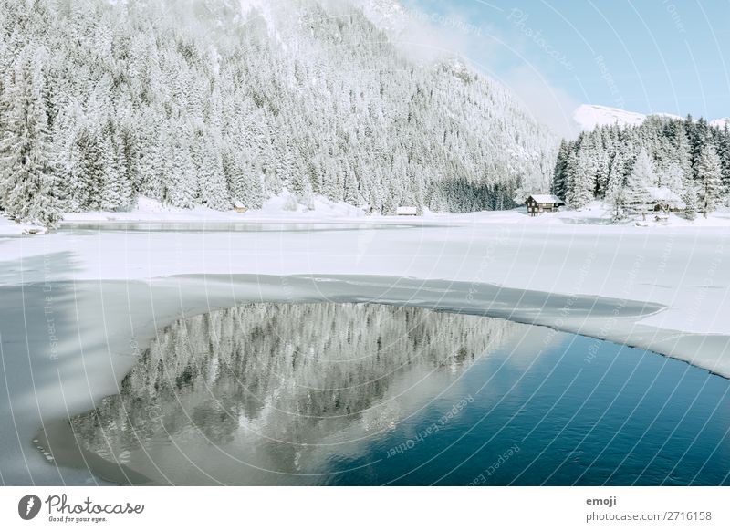 Arnisee V Umwelt Natur Landschaft Winter Schönes Wetter Schnee Baum Berge u. Gebirge See außergewöhnlich natürlich blau weiß Tourismus ruhig Gebirgssee Schweiz