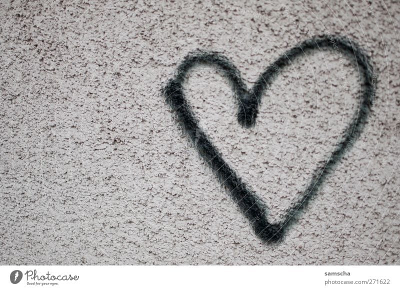Herz aus Stein Valentinstag Einfamilienhaus Hochhaus Mauer Wand Fassade Zeichen Graffiti Liebe träumen Glück schwarz Gefühle Lebensfreude Frühlingsgefühle