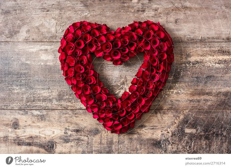 Herz Aus Roten Rosen Auf Holztisch Zum Valentinstag Ein Lizenzfreies Stock Foto Von Photocase