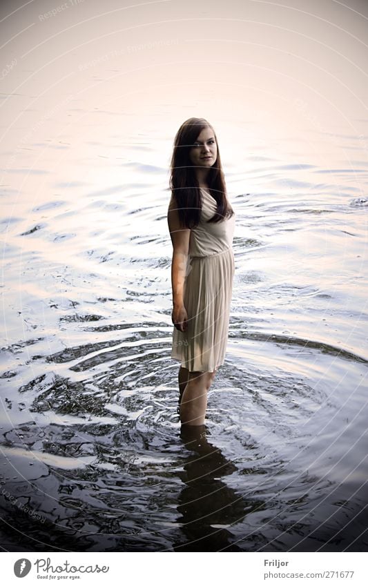 Standing in the Water Mensch feminin Junge Frau Jugendliche 1 18-30 Jahre Erwachsene Kleid brünett langhaarig stehen Farbfoto Außenaufnahme Tag