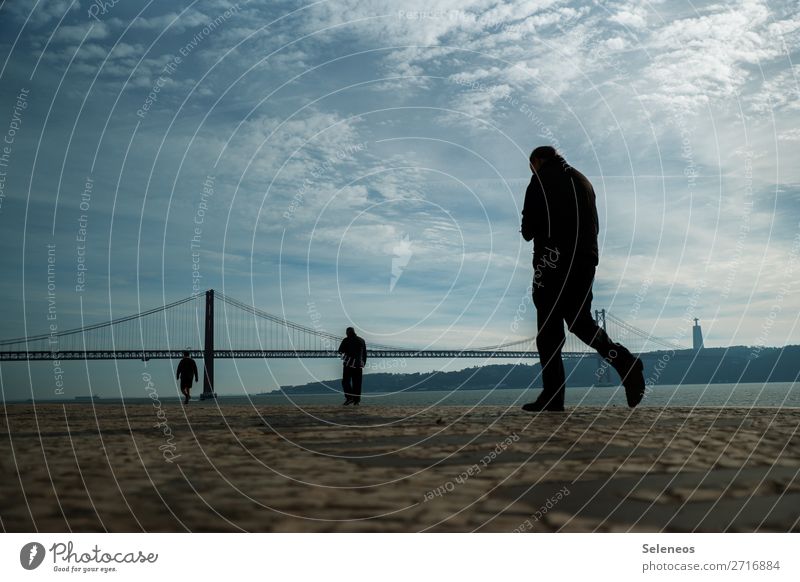 Promenadenspaziergang Lissabon Menschen Gegenlicht Portugal Sonnenlicht Brücke Horizont Froschperspektive Farbfoto Sehenswürdigkeit Ferien & Urlaub & Reisen