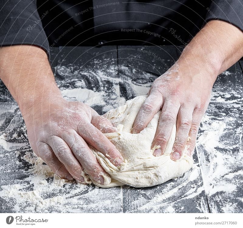 Bäckerknetmasse Weißweizenmehlteig Teigwaren Backwaren Brot Ernährung Tisch Küche Beruf Koch Mann Erwachsene Hand Holz machen frisch schwarz weiß Tradition