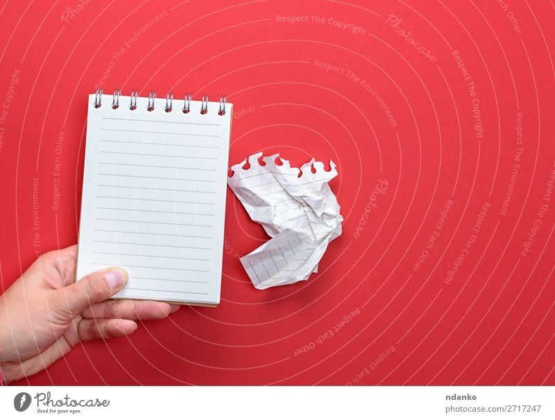 weibliche Hand hält offenes Notizbuch Schule Büro Business Buch Papier Zettel schreiben tragen klein neu Sauberkeit rot weiß Farbe Idee Entwurf Memo Hintergrund