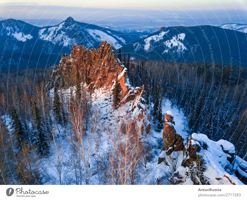 Felsen im Winterwald in der Dämmerung Schnee blau Steine Berge u. Gebirge Abenddämmerung Wald Stolby