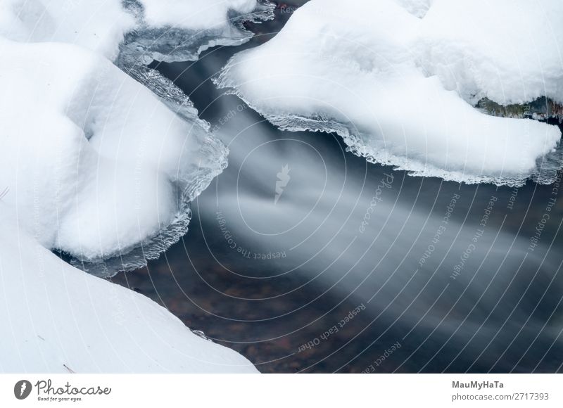 Schmelzendes Eis auf dem Fluss Schwimmbad Meer Winter Schnee Umwelt Natur Klimawandel Wetter See Bach Stein Bewegung Coolness natürlich blau weiß kalt Frost