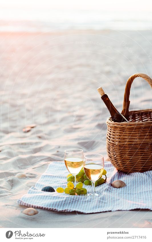 Zwei Weingläser, Trauben, Weidenkorb am Strand Frucht Picknick Getränk Alkohol Champagner Flasche Sektglas Lifestyle schön Erholung Ferien & Urlaub & Reisen