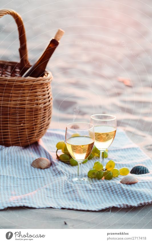 Zwei Weingläser, Trauben, Weidenkorb am Strand Frucht Getränk Alkohol Champagner Flasche Sektglas schön Erholung Ferien & Urlaub & Reisen Sommer Sonne Meer