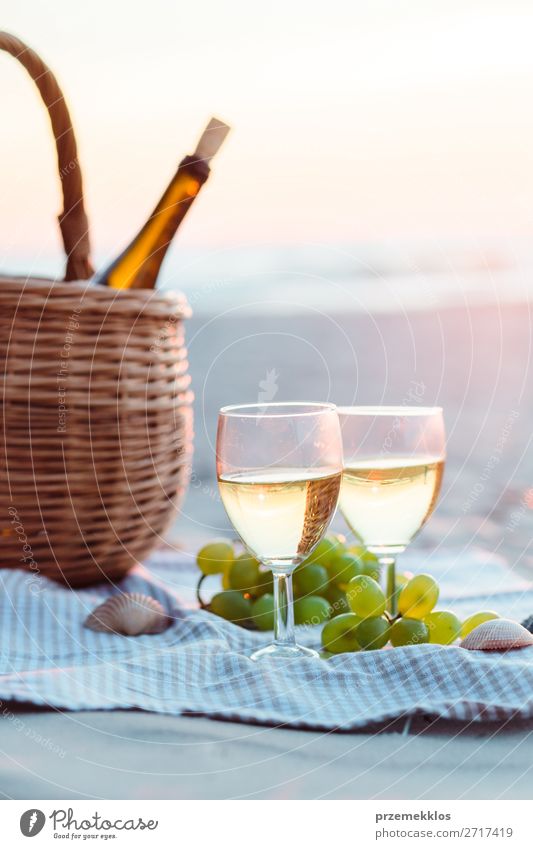Zwei Weingläser, Trauben, Weidenkorb am Strand Frucht Getränk Alkohol Champagner Flasche Sektglas Lifestyle schön Erholung Ferien & Urlaub & Reisen Sommer Sonne