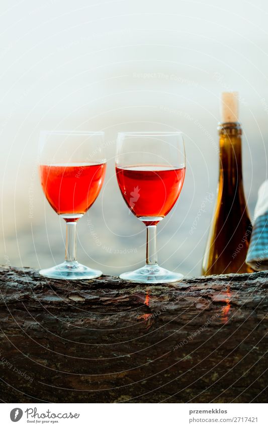 Zwei Weingläser und eine Flasche Wein am Strand Getränk Alkohol Champagner Sektglas schön Erholung Ferien & Urlaub & Reisen Sommer Sonne Meer Essen trinken