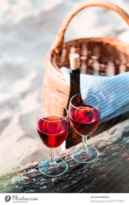 Zwei Weingläser, Weidenkorb am Strand Getränk Alkohol Champagner Flasche Sektglas schön Erholung Ferien & Urlaub & Reisen Sommer Sonne Meer Feste & Feiern