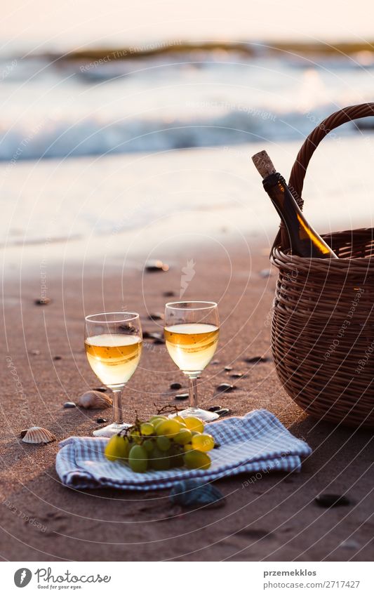 Zwei Weingläser, Trauben, Weidenkorb am Strand Frucht Getränk Alkohol Champagner Flasche Sektglas schön Erholung Ferien & Urlaub & Reisen Sommer Sonne Meer