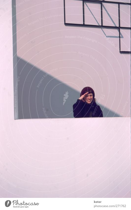 Geometrie feminin 18-30 Jahre Jugendliche Erwachsene Architektur Terrasse Fröhlichkeit Lebensfreude Dreieck Rechteck Mädchen lachen Kunst Kunstwerk Farbfoto