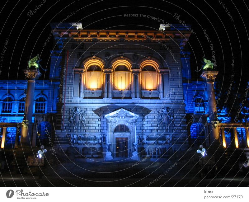 schöne Architektur in der Dunkelheit Schweiz Gebäude Beleuchtung Nacht wuchtig Lousanne blau