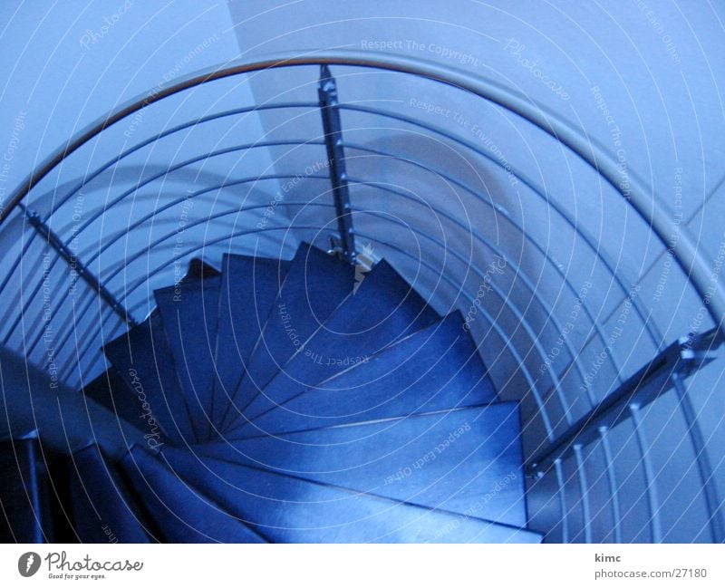 Wendeltreppe der Weiss-Bar Architektur Treppe Geländer blau