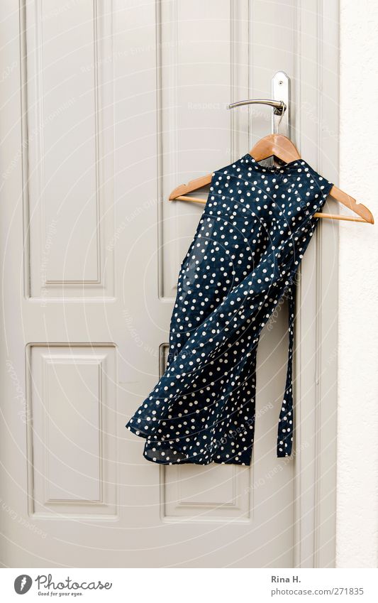 Restfeuchte Wind Tür Mode Bekleidung Bluse hängen Sauberkeit blau grau weiß Kleiderbügel Türgriff Waschtag Rina H. Farbfoto Gedeckte Farben Außenaufnahme