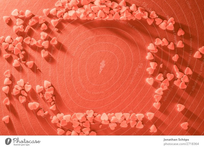 Rahmen Hintergrund mit Herzen zum Valentinstag Color of the Year 2019 Verabredung Vogelperspektive Farbe des Jahres Farbtrends Freude Gefühle Hintergrundbild