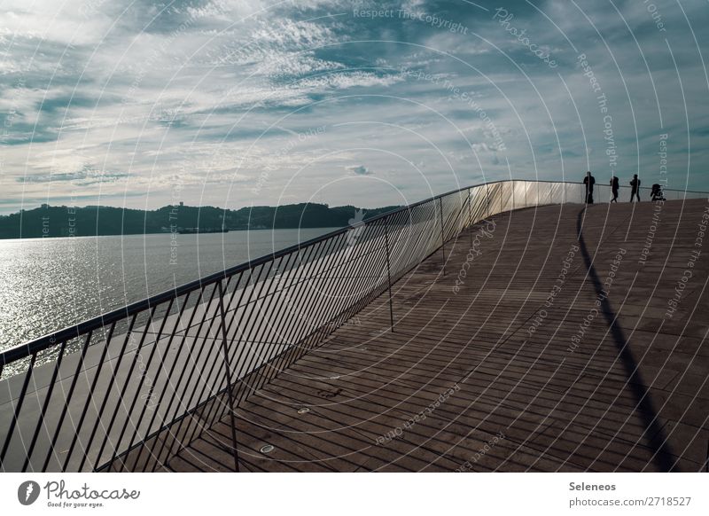 Architektur in Lissabon Portugal Schatten werfen Schattenwurf Schattenspiel Menschen Außenaufnahme Licht Farbfoto Brücke Brückengeländer Tag Sonnenlicht