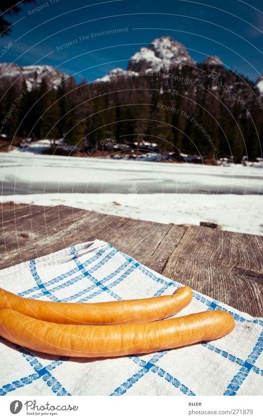 2 Wiener in Tirol Lebensmittel Wurstwaren Ernährung Mittagessen Picknick Schnee Berge u. Gebirge Tisch Umwelt Natur Landschaft Himmel Schönes Wetter Holz liegen