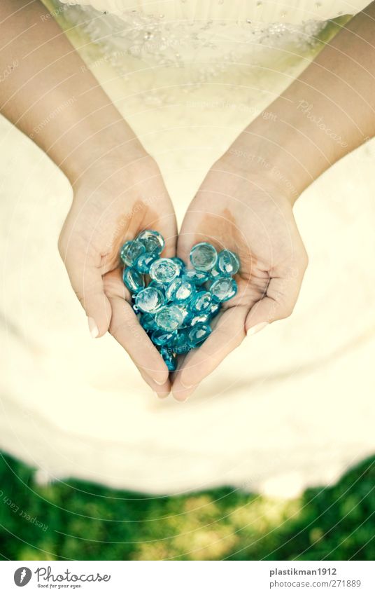 ein Herz für dich Mensch Frau Erwachsene Hand Finger 1 Gras Wulst Amulett Glas elegant Fröhlichkeit glänzend hell blau Hoffnung Brautkleid Hennamalerei Liebe