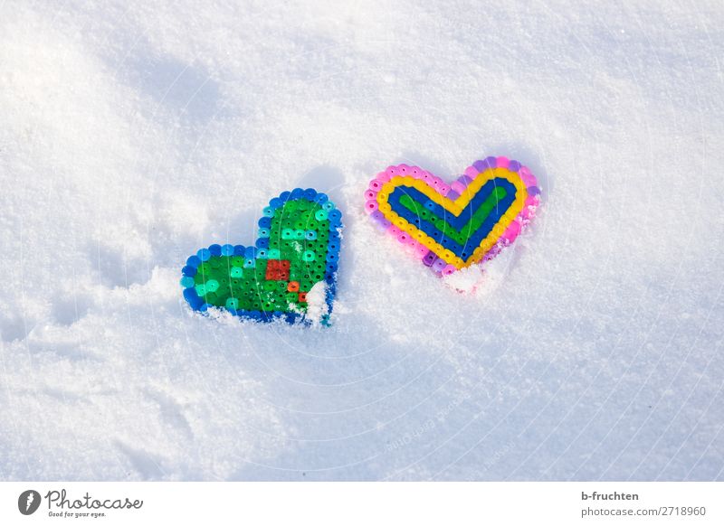 Herzen im Schnee Winter Zeichen liegen Freundlichkeit Fröhlichkeit mehrfarbig Freundschaft Liebe Gefühle Bügelperlen Spielzeug Basteln herzförmig paarweise
