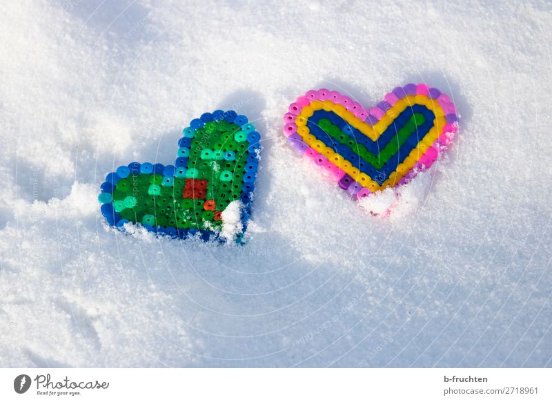 Zwei Herzen im Schnee Winter Eis Frost Spielzeug Dekoration & Verzierung Kitsch Krimskrams Zeichen entdecken liegen Fröhlichkeit frisch mehrfarbig Zusammensein
