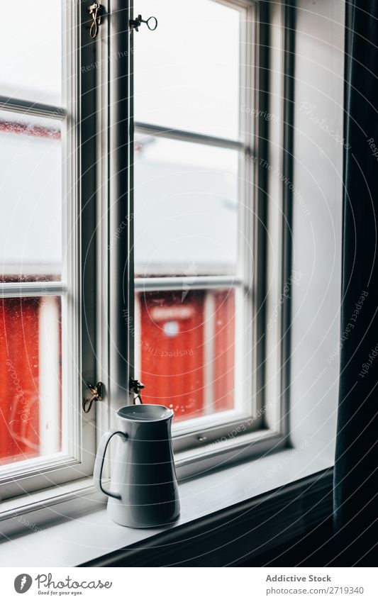 Krug auf Fensterbank Kannen Fensterbrett Keramik Haus heimwärts Raum weiß Morgen Objektfotografie Brillenträger Zarge Cottage ländlich rustikal Entwurf