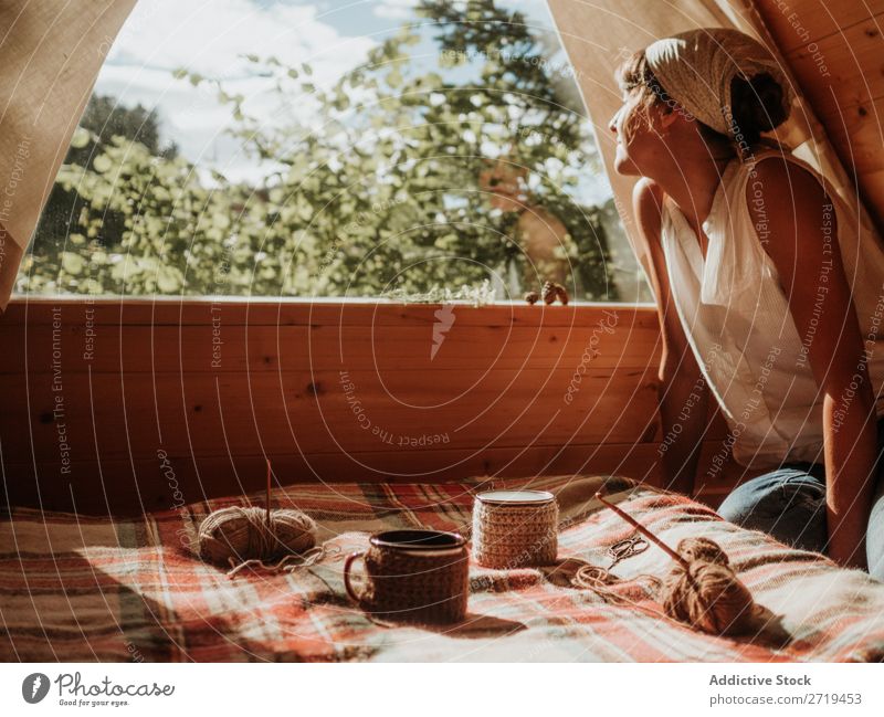 Frau auf Holzhaus genießt Sonne Sonnenlicht Natur Haus Sommer Terrasse rustikal Stil Morgen genießend abgelegen Frieden Genuss Landschaft Aufregung
