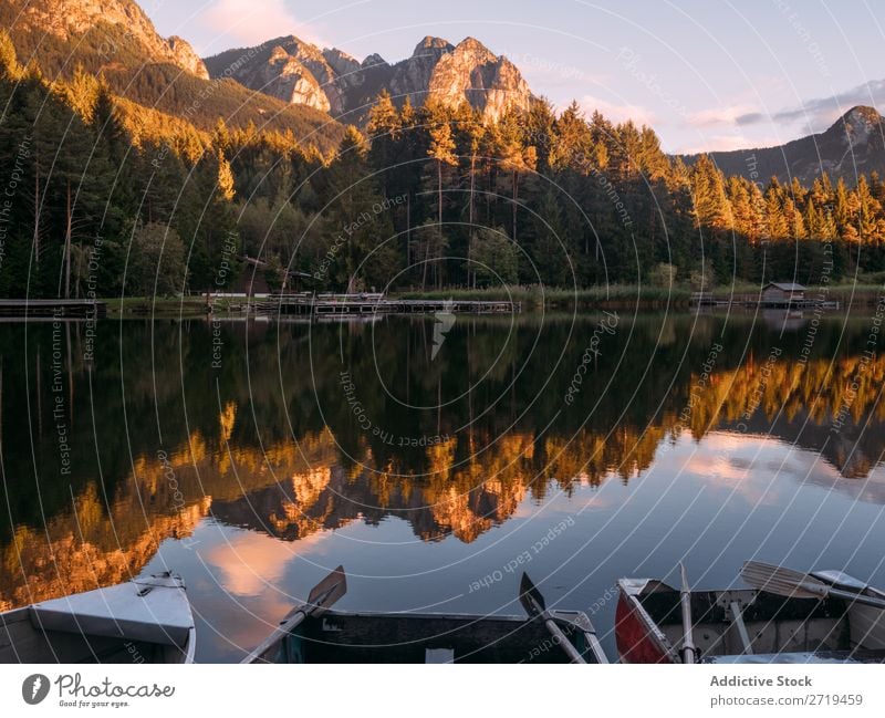 Spiegelfläche des Sees in den Bergen der Dolomiten, Italien Berge u. Gebirge Gelassenheit ruhig Wasser Gebäude Landschaft Dock Reflexion & Spiegelung