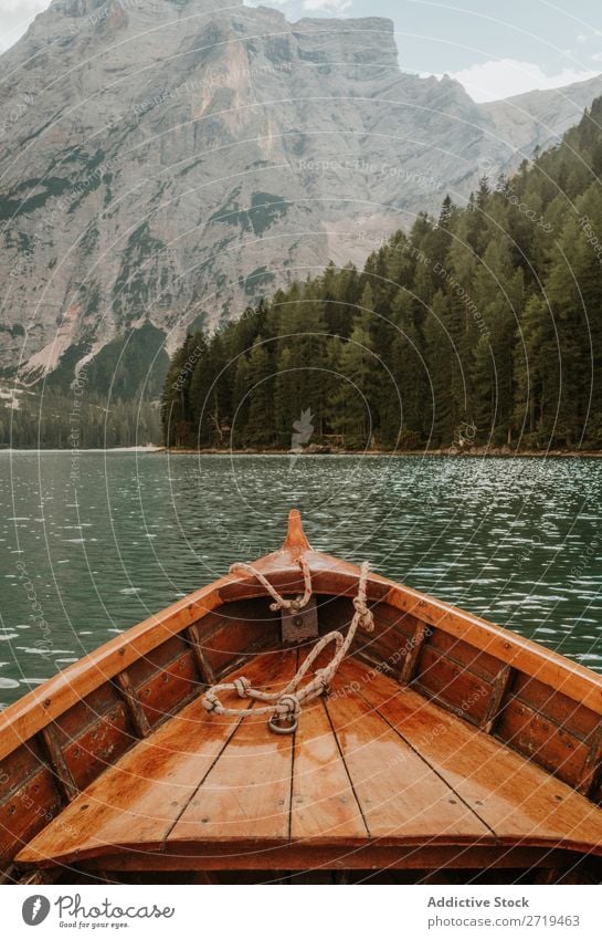 Holzschiff auf dem See kultivieren Wasserfahrzeug Berge u. Gebirge Wald Schnabel Immergrün nadelhaltig Außenaufnahme Panorama (Bildformat) Landschaft ruhig