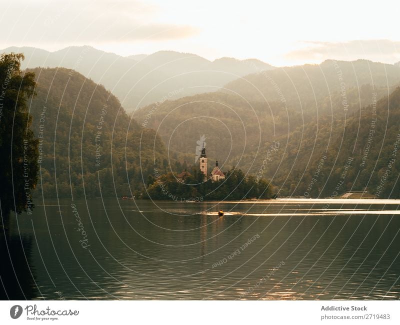 Kleine Insel mit Gebäude zwischen dem See. Bled See, Slowenien. Haus Landschaft Cottage Ferien & Urlaub & Reisen Wasser ländlich Außenaufnahme