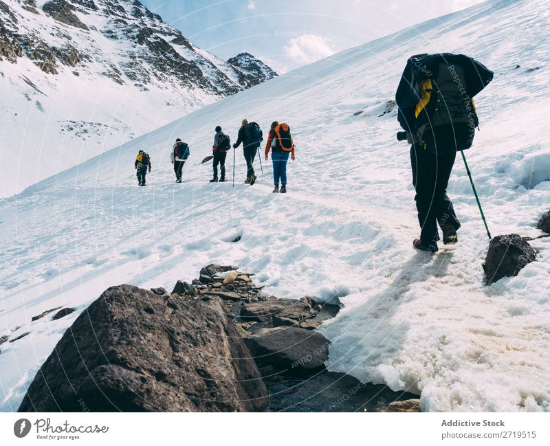 Menschen auf verschneiten Abfahrten Berge u. Gebirge Tourismus Winter Landschaft Felsen Trekking wandern Schnee Wege & Pfade laufen Ferien & Urlaub & Reisen