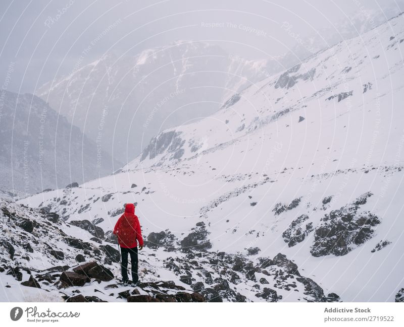 Anonyme Person in verschneiten Bergen Berge u. Gebirge Schnee Tourismus Landschaft Winter Felsen Ferien & Urlaub & Reisen Natur Panorama (Bildformat) gefroren