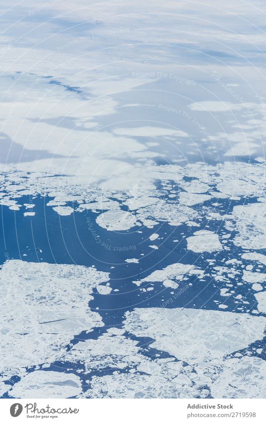 Eis, das im blauen Wasser schwimmt. Hintergrundbild Meer fließen gefroren Gletscher Natur anschaulich kalt frisch Licht Sauberkeit liquide durchsichtig weiß