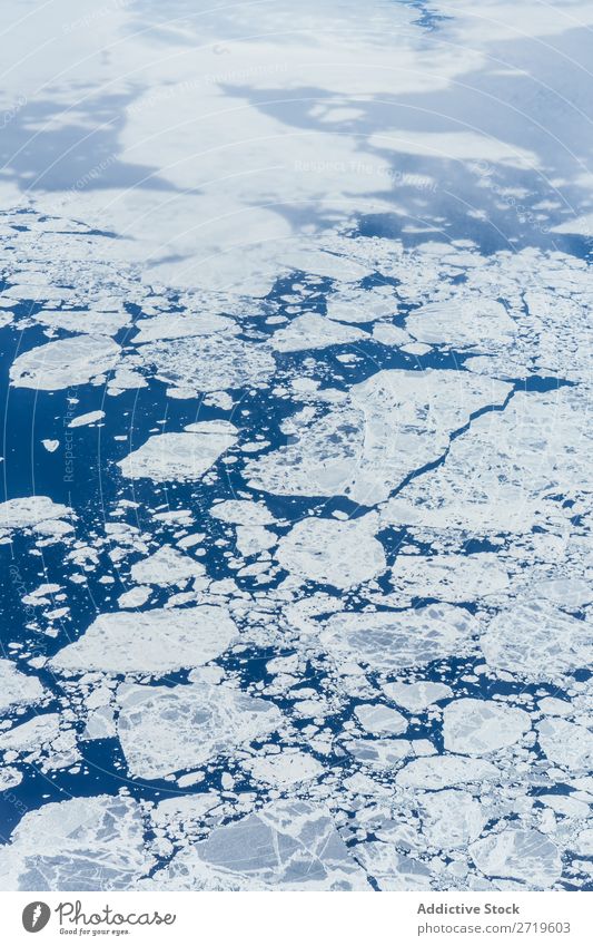 Eis, das im blauen Wasser schwimmt. Hintergrundbild Meer fließen gefroren Gletscher Natur anschaulich kalt frisch Licht Sauberkeit liquide durchsichtig weiß