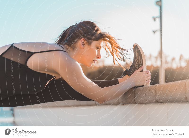Frau streckt Bein am Zaun aus sportlich hübsch Jugendliche strecken Beine Biegen Park Großstadt schön Sport Lifestyle Stil attraktiv Pose Gesundheit Erholung