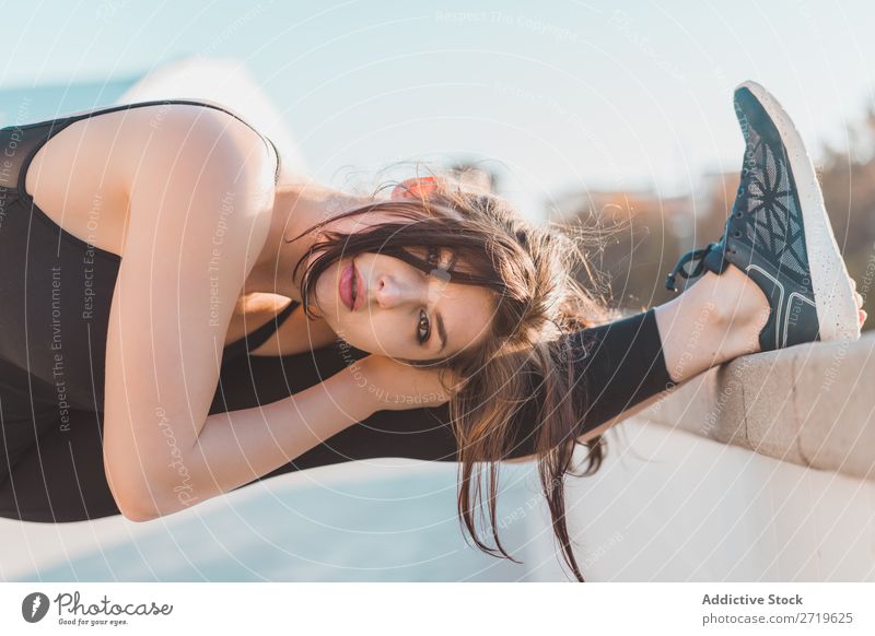 Frau streckt Bein am Zaun aus sportlich hübsch Jugendliche strecken Beine Biegen Park Großstadt schön Sport Lifestyle Stil attraktiv Pose Gesundheit Erholung