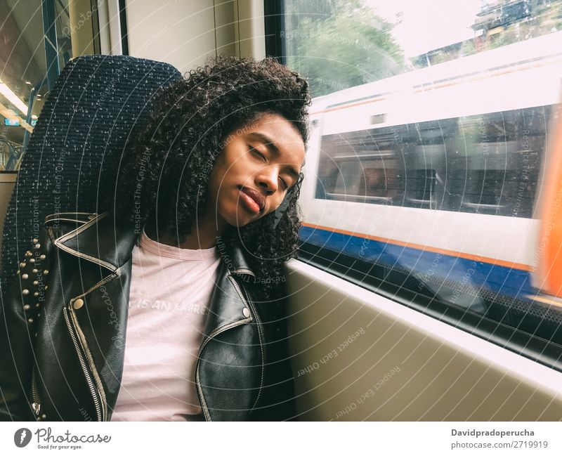 Müde schwarze Frau, die im Zug schläft. Verkehr Arbeitsweg schlafend Müdigkeit Eisenbahn Fenster Ferne schläfrig träumen anlehnen Wagen Lifestyle Ausflug