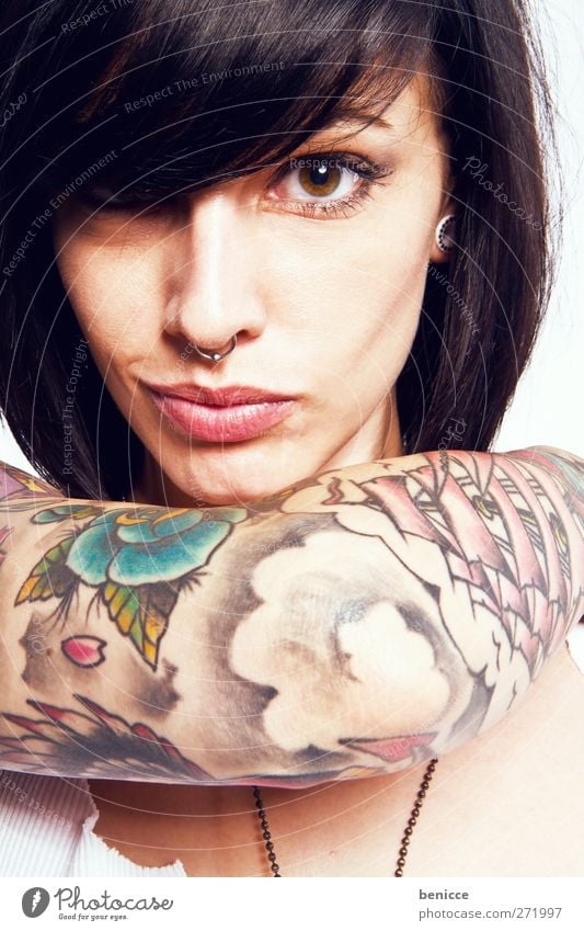 pierced Frau Mensch Tattoo tätowiert Tätowierer Porträt Junge Frau Europäer Freisteller Einsamkeit weiß Hintergrundbild feminin Jugendliche 13-18 Jahre Arme