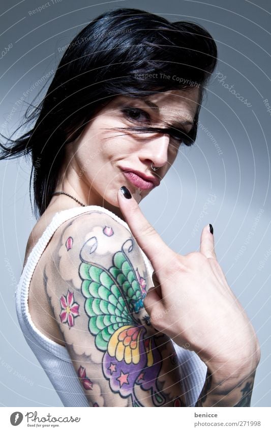 rock it Frau Mensch Tattoo tätowiert Tätowierer Porträt Junge Frau Europäer Freisteller isoliert weiß Hintergrundbild feminin Jugendliche 13-18 Jahre Arme Hand